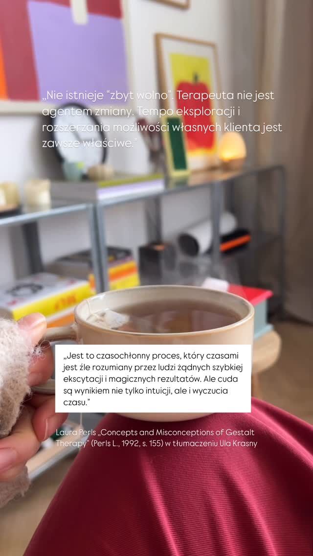 “Jest to czasochłonny proces, który czasami jest źle rozumiany przez ludzi żądnych szybkiej ekscytacji i magicznych rezultatów. Ale cuda są wynikiem nie tylko intuicji, ale i wyczucia czasu. Jestem podejrzliwa w stosunku do cudotwórców i nieufna wobec błyskawicznych przełomów. Częściej skutkuje to negatywną reakcją terapeutyczną, nawrotem, a nawet załamaniem psychicznym. Świadczy to o braku szacunku dla egzystencjalnego położenia pacjenta, o nieakceptowaniu go takim, jakim jest w tej chwili, i o szybkim manipulowaniu nim, aby znalazł się tam, gdzie uważamy, że powinien się znaleźć. Nie przyczynia się to do rozwoju jego świadomości i autonomii, ani do rozwoju terapeuty”. 

// Concepts and Misconceptions of Gestalt Therapy (Perls L., 1992, s. 155) tłumaczenie Ula Krasny w artykule Laura Perls. Wsparcie i kontakt 
Źródło: @bibliotekagestaltpl